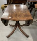 Early 19th cent. Mahogany dining table with two flaps on a vase shaped column and 4 splay reeded