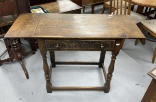 20th cent. Oak Jacobean side table the top with two flaps supported by pullout slides on turned