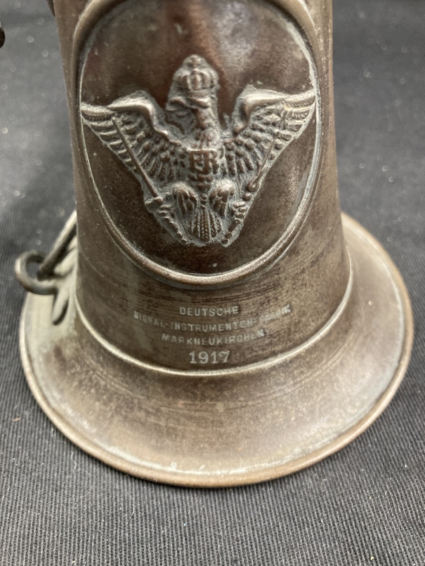 German Militaria: WWI white metal bugle with applied Prussian Sovereign Eagle, inscribed Deutsche, - Image 3 of 3