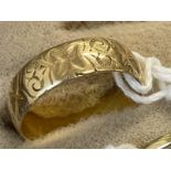 Hallmarked Jewellery: 18ct gold fancy band. Ring size P. Weight 4.9g.