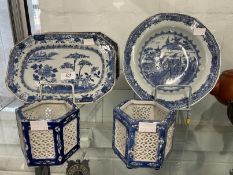 Chinese Ceramics: Late 18th/early 19th cent. Plates with typical Willow pattern, one with tiny