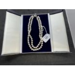Jewellery: Diamond and pearl necklet consisting of a double row of 8.5mm cultured pearls (44,41)