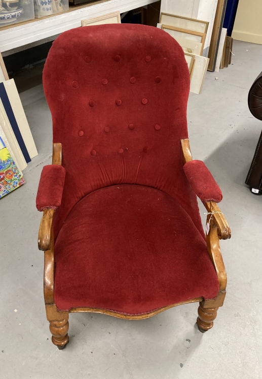 19th cent. Walnut button back nursing chair rising off ceramic castors.