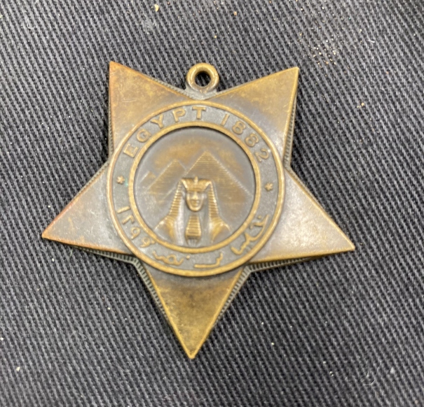 19th cent. Militaria: Leather belt and sabre lash with white metal Victoria Royal cypher, white - Image 2 of 3