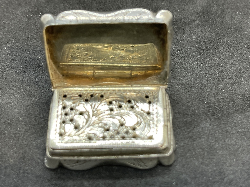 Early 19th cent. White metal vinaigrette, shaped edge, engraved decoration to the front and back, - Image 2 of 2