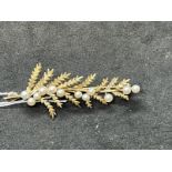 Hallmarked Jewellery: 9ct gold brooch of fern design set with twelve 2.5mm cultured pearls. Weight