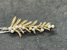 Hallmarked Jewellery: 9ct gold brooch of fern design set with twelve 2.5mm cultured pearls. Weight