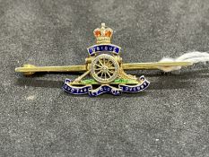 Hallmarked Jewellery: 9ct gold and enamelled Royal Artillery brooch. Weight 4.5g.