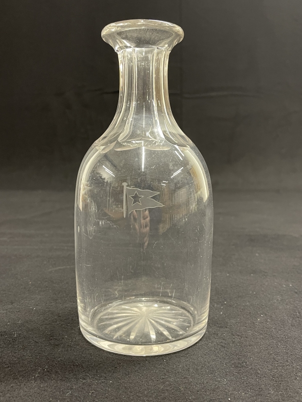 WHITE STAR LINE: Cut glass water carafe with house flag to front. 8ins.
