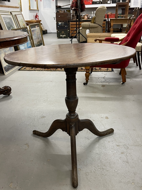 18th cent. Oak tilt top table on three splayed legs. 31½ins. x 30½ins. x 27½ins. - Image 4 of 4