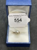 Jewellery: Yellow metal ring set with a single 7.5mm cultured pearl, tests as 18ct gold. Ring size