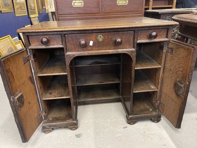 19th cent. Oak kneehole desk, three drawers across the top, with a door either side revealing - Bild 2 aus 4