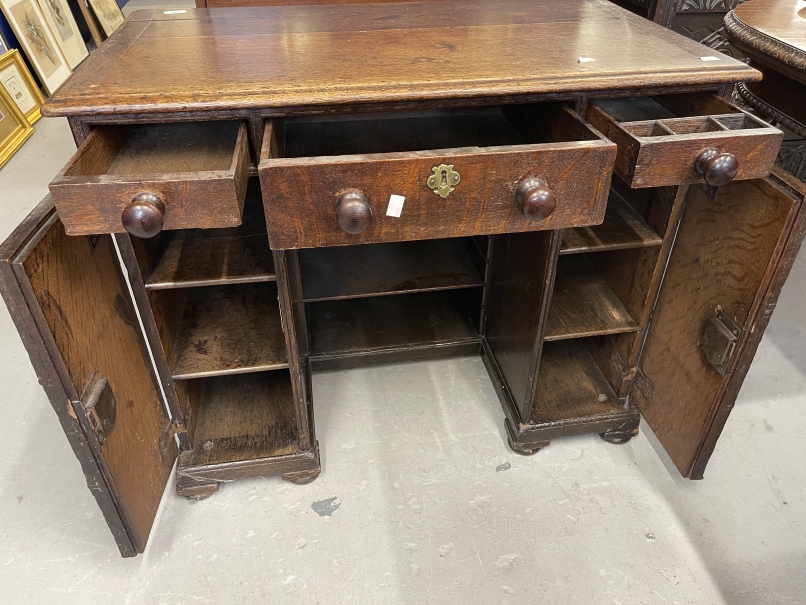 19th cent. Oak kneehole desk, three drawers across the top, with a door either side revealing - Bild 3 aus 4