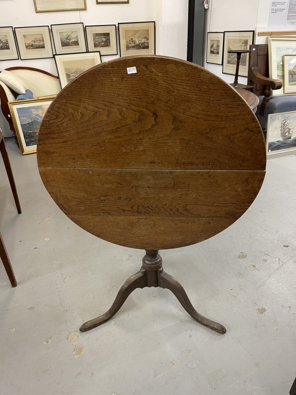 18th cent. Oak tilt top table on three splayed legs. 31½ins. x 30½ins. x 27½ins.