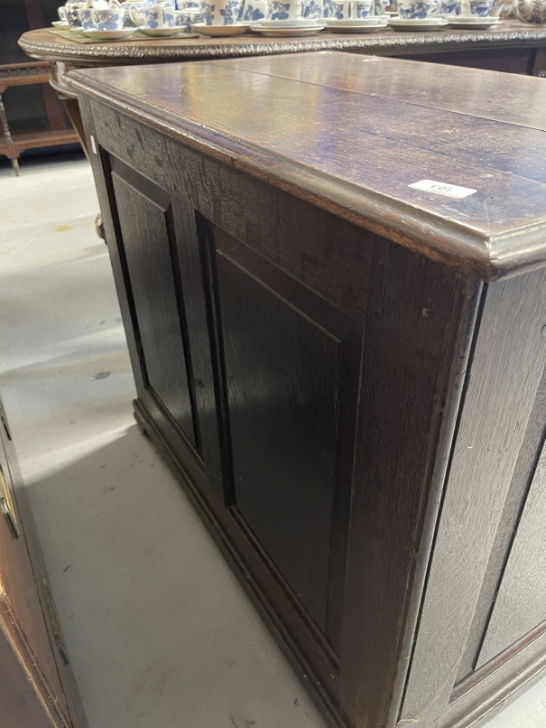 19th cent. Oak kneehole desk, three drawers across the top, with a door either side revealing - Bild 4 aus 4