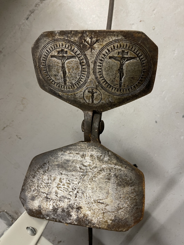 18th cent. Cast iron Eucharist Communion baking irons, the flats depicting the image of Christ on