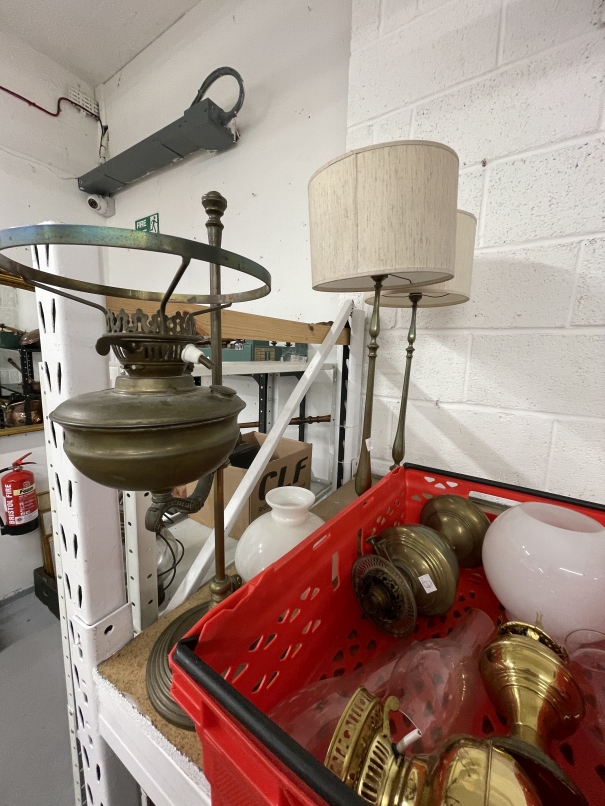 19th/20th cent. Brass table lamps, a pair, plus four brass oil lamps. - Image 2 of 2