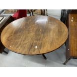 Early 19th cent. Mahogany oval dining table with two flaps on a vase shaped column and 4 splay