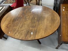 Early 19th cent. Mahogany oval dining table with two flaps on a vase shaped column and 4 splay