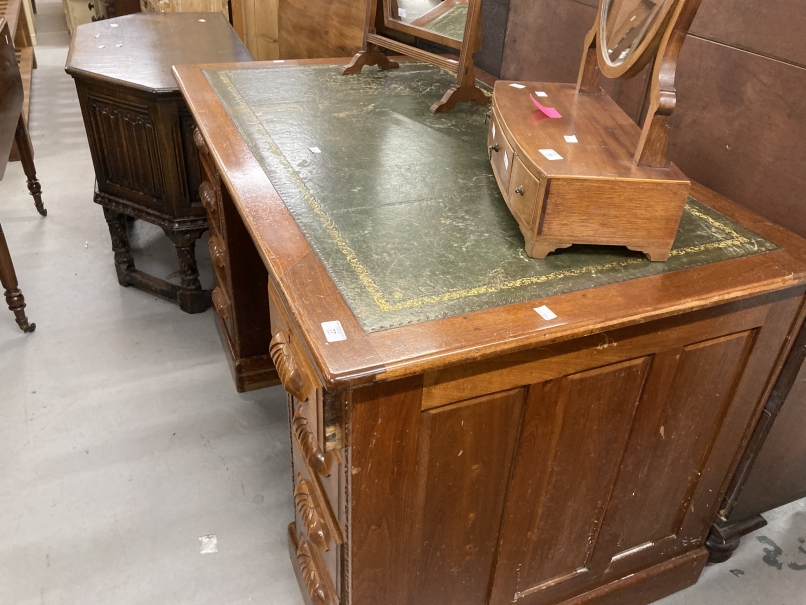 20th cent. Mahogany double pedestal desk, four drawers either side with carved handles, green - Image 2 of 2