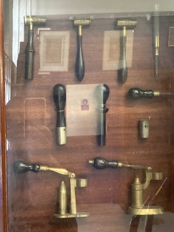 Shooting Collectables: Cartridge loaders and shot fillers, nineteen examples, displayed in a bespoke - Image 3 of 3