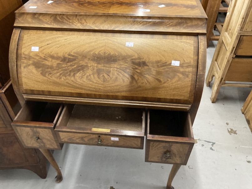 20th cent. Mahogany roll top desk, the roll top opens to reveal three drawers with three further - Image 4 of 4