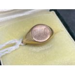 Hallmarked Jewellery: 18ct gold signet ring circular head. Ring size S. Weight 5.5g.