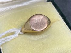 Hallmarked Jewellery: 18ct gold signet ring circular head. Ring size S. Weight 5.5g.