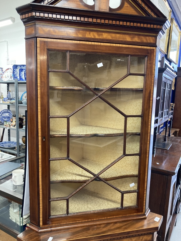 Edwardian mahogany corner display cabinet with fruitwood inlay and stringing in the Sheraton - Image 3 of 3
