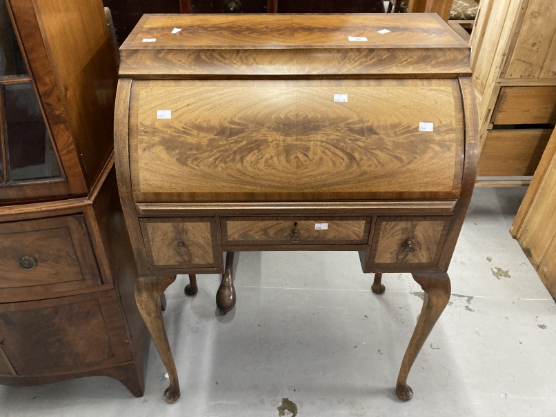 20th cent. Mahogany roll top desk, the roll top opens to reveal three drawers with three further