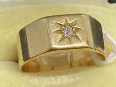 Hallmarked Jewellery: 18ct gold signet ring with square head set with a single old cut diamond,