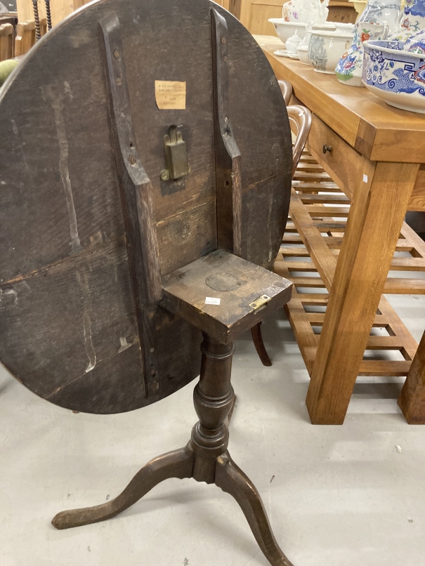 18th cent. Oak tilt top table on three splayed legs. 31½ins. x 30½ins. x 27½ins. - Image 2 of 3