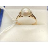 Jewellery: Yellow metal ring set with a single 7.5mm cultured pearl, tests as 18ct gold. Ring size