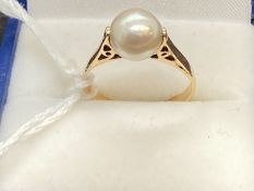 Jewellery: Yellow metal ring set with a single 7.5mm cultured pearl, tests as 18ct gold. Ring size