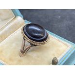 Jewellery: Yellow metal 1979 ring set with an oval cabouchon cut banded agate, tests as 9ct gold.