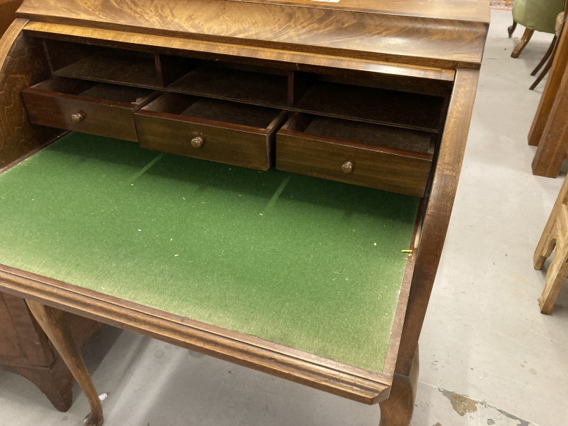 20th cent. Mahogany roll top desk, the roll top opens to reveal three drawers with three further - Image 3 of 4