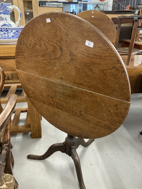 18th cent. Oak tilt top table on three splayed legs. 31½ins. x 30½ins. x 27½ins.