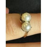 Jewellery: Yellow metal crossover ring set with two cultured pearls, tests as 9ct gold. Ring size