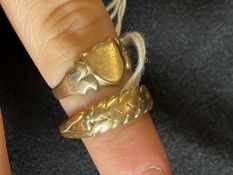 Jewellery: Yellow metal ring with a twisted rope head, tests as 18ct gold. Ring size R. Weight 4.9g.