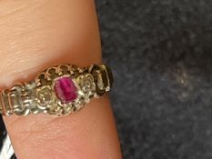 Jewellery: Yellow metal Victorian three stone ring set with a single ruby, estimated weight 0.