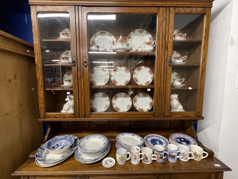 20th cent. Ceramics: Collection of twelve Wedgwood commemorative plates, seven commemorative mugs,