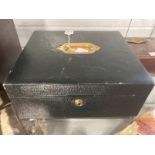 Boxes: Green Morocco leather covered jewellery box with green felt interior, Bramah lock (no key)