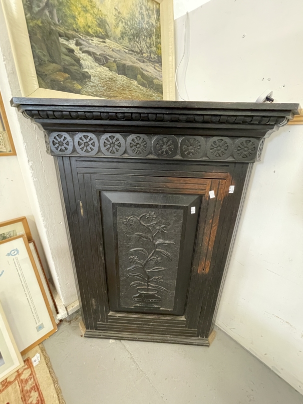 20th cent. Oak corner cupboard, a single door opens to reveal three shaped shelves, the carved