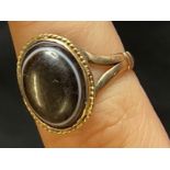 Jewellery: Yellow metal 1979 ring set with an oval cabouchon cut banded agate, tests as 9ct gold.