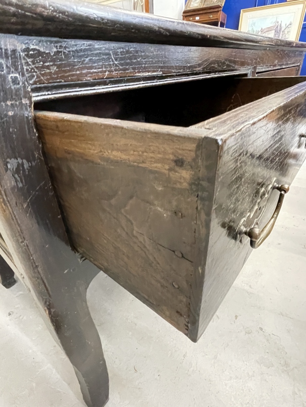 18th cent. Oak and elm serving table on four swept supports. - Image 3 of 4