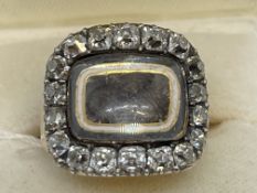 Jewellery: Yellow metal Georgian ring mourning cushion shaped head, with hair box at the centre