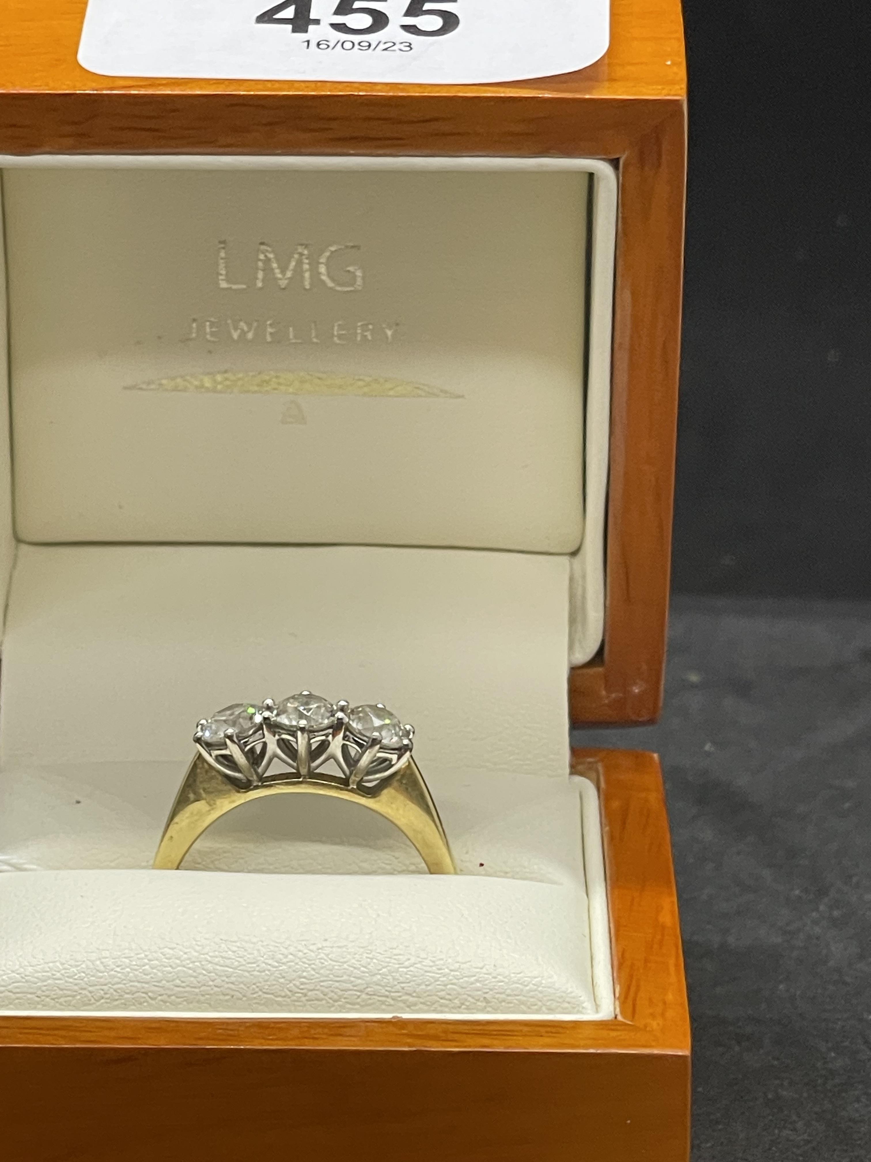 Hallmarked Jewellery: Ring set with three brilliant cut diamonds, weight of one 0.50ct, colour K - Image 5 of 6