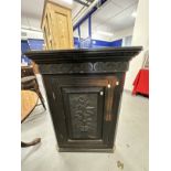20th cent. Oak corner cupboard, a single door opens to reveal three shaped shelves, the carved