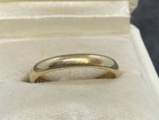 Hallmarked Jewellery: 9ct gold 3.5mm plain band, ring size U. Weight 2.8g.