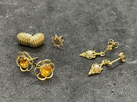 Jewellery: Yellow metal three pairs of earrings plus one odd one, all test as 9ct gold. Total weight